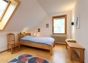 habitación con muebles en madera
